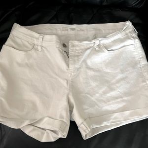 White jean shorts. Only worn once! I think they are 3’ or 5’